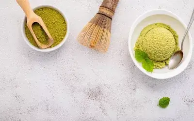 GRÜNER TEE-EIS (MATCHA)