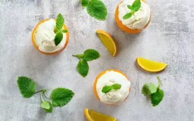 Cremiges, gefrostetes Orangensorbet