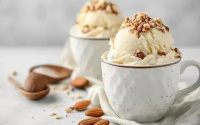 Almond and vanilla cream ice cream: a soft and creamy dessert