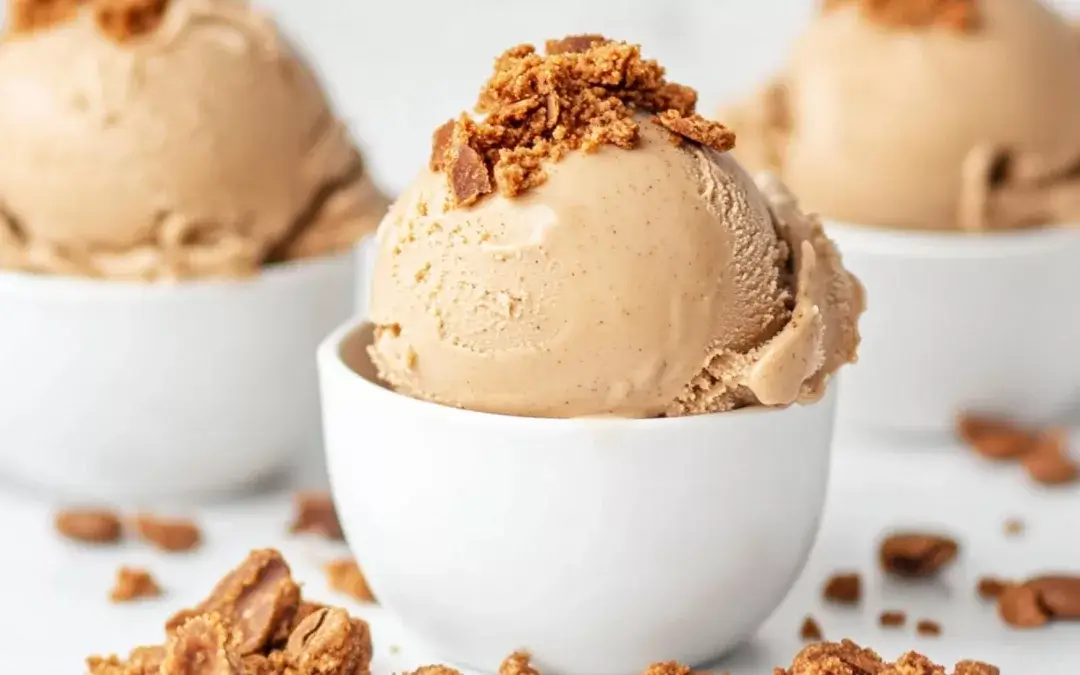 Coffee ice cream and speculoos cookie pieces