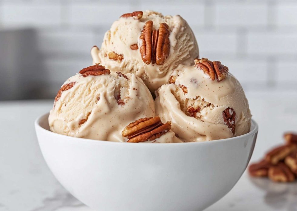 Gesalzenes Karamelleis mit Pekannüssen und Ninja Creami Eiscreme