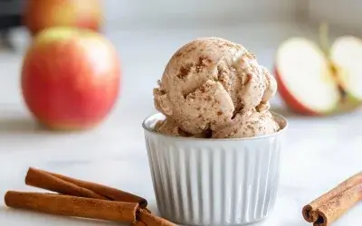 Cooked apple and cinnamon ice cream