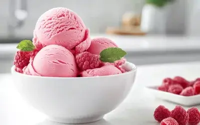 Rose-Framboise ice with meringue shards: a delicate and romantic dessert
