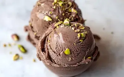 Dark chocolate ice cream and caramelized pistachio pieces: A delicious and crunchy dessert