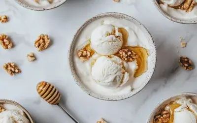 Yogurt, honey and nuts: a creamy and crunchy dessert